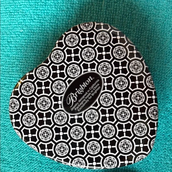 Vintage Brighton Charm bracelet with tin. 26 charms. 7.5 inches. - Picture 6 of 16